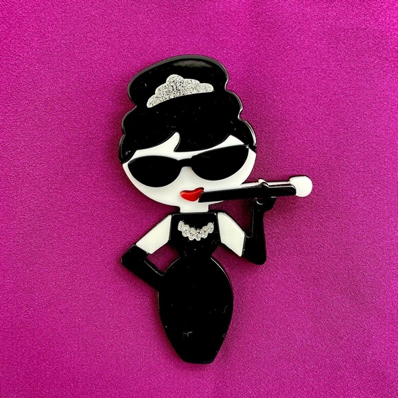 NWT Audrey Hepburn Fashion Brooch Pin | Pretty Fashionista Gifts Chic Modern Pin - Picture 1 of 5